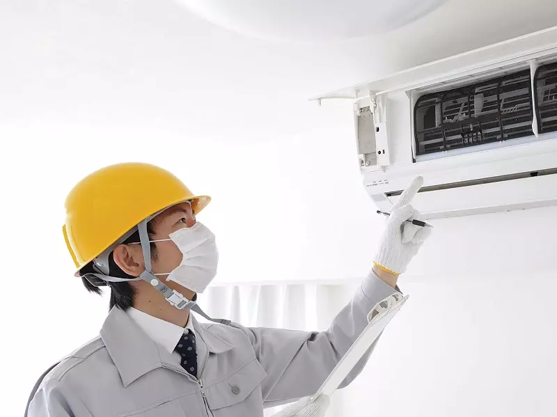 Kỹ thuật viên sửa điều hòa tại nhà khách hàng