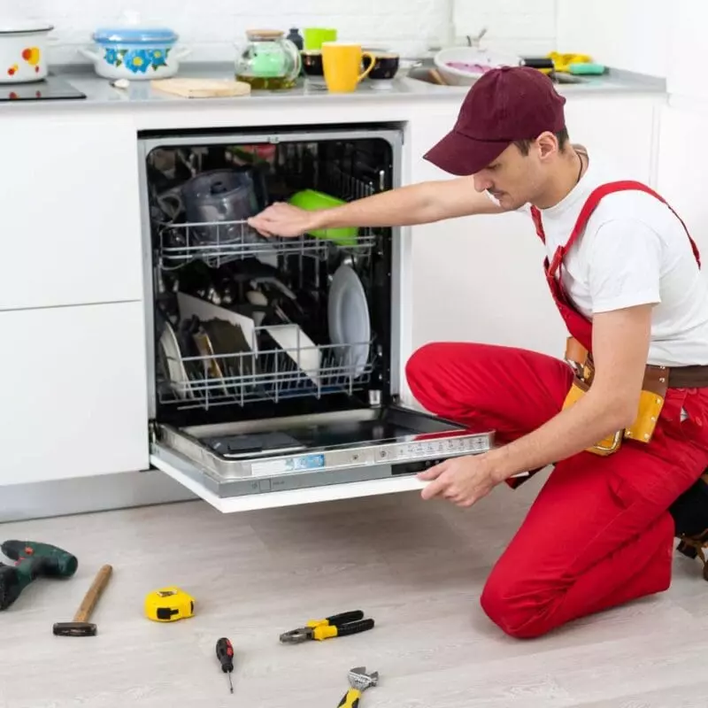 Thợ kỹ thuật sửa chữa máy rửa bát Bosch chính hãng